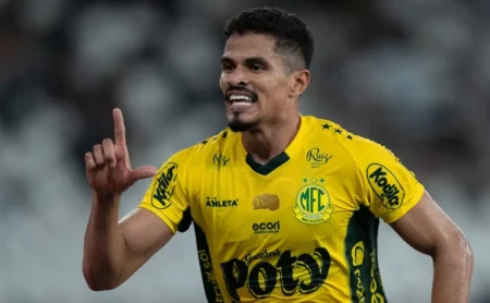 Lucas Ramon supera Cédric Soares em estatísticas no Brasileirão 2025 e avança em negociações com o São Paulo