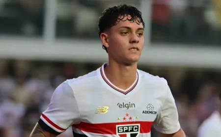 Lucca perde chance de gol com o São Paulo e recebe elogios da torcida nas redes sociais Lucca perde chance de gol com o São Paulo e recebe elogios da torcida nas redes sociais