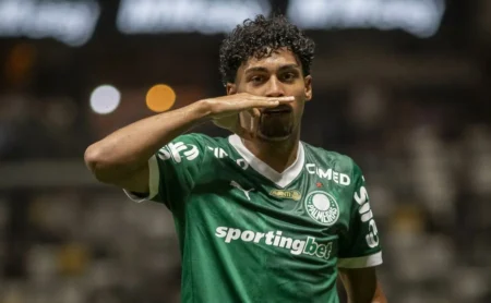 Luighi, do Palmeiras, recebe sondagem do Shakhtar Donetsk e pode ser negociado nesta janela.