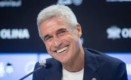 Luis Castro deseja bom início de ano e solicita zagueiro destro e veloz à diretoria