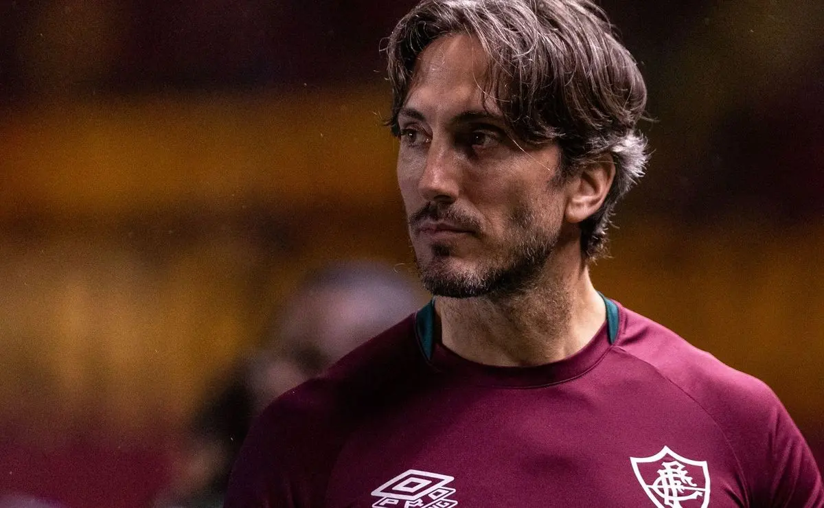 Luis Zubeldía desfalca o Fla-Flu no Maracanã por decisão médica. Luis Zubeldía desfalca o Fla-Flu no Maracanã por decisão médica.