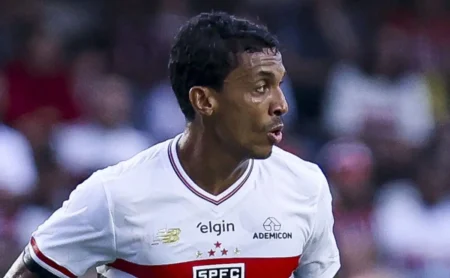 Luiz Gustavo define futuro e acerta com rival do Inter no Brasileirão