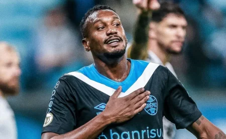 Luís Castro em dúvida para Guarany x Grêmio e Edenilson pode ser titular