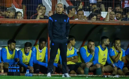 Luís Castro evita detalhes sobre o Grenal e inicia planejamento da escalação do Grêmio