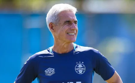 Luís Castro mantém mistério sobre o Gre-Nal 449 e escalação do Grêmio no Beira-Rio