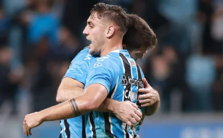 Luís Castro autoriza "limpa" no Grêmio e 14 jogadores podem deixar o clube em 2026; veja a lista