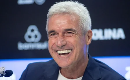 Luís Castro estreia com goleada do Grêmio no Gauchão, mesmo após desentrosamento