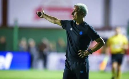 Luís Castro elogia Grêmio e fala sobre reforços para a temporada