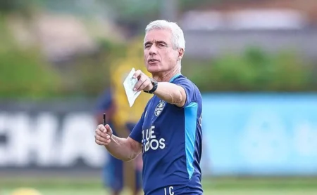 Luís Castro surpreende com mudanças na escalação e nova função para Willian contra o São José