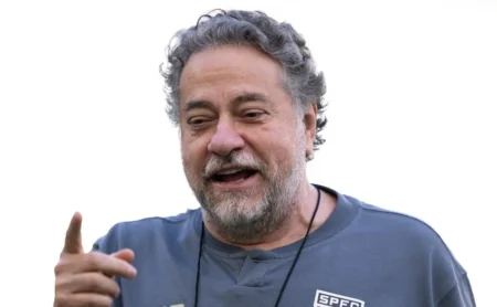 Manobra nos bastidores pode manter Casares no São Paulo mesmo após impeachment.