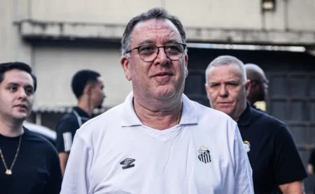 Marcelo Teixeira defende Vojvoda e anuncia busca por reforços no Santos.