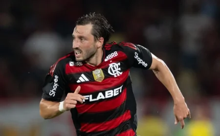 Matías Viña acerta empréstimo ao River Plate após passagem discreta pelo futebol brasileiro