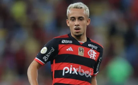 Matheus Gonçalves, ex-jogador do Flamengo, se destaca em Al Ahli x Al-Nassr, superando Cristiano Ronaldo e Jorge Jesus. Matheus Gonçalves, ex-jogador do Flamengo, se destaca em Al Ahli x Al-Nassr, superando Cristiano Ronaldo e Jorge Jesus.