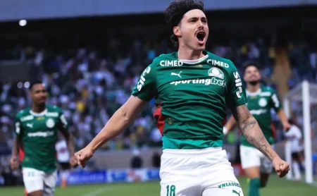 Maurício marca e abre o placar para o Palmeiras aos 7 minutos do clássico contra o São Paulo Maurício marca e abre o placar para o Palmeiras aos 7 minutos do clássico contra o São Paulo