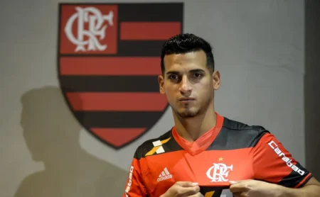 Miguel Trauco, campeão pelo Flamengo, afastado após denúncia grave no Peru; clube investiga.