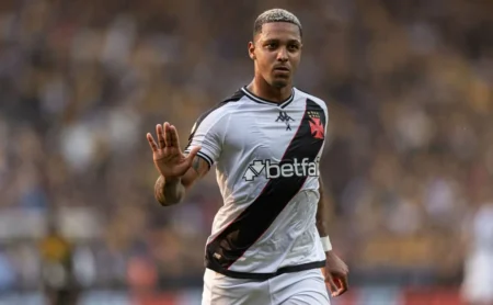 Negociação entre Vasco e Vitória por David está travada; futuro do atacante incerto.
