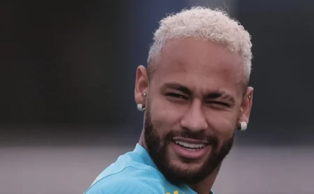 Neymar renova com o Santos e busca espaço na Seleção Brasileira para amistosos de março