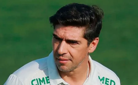 Palmeiras define contratação de zagueiro após perfil traçado por Abel Ferreira; torcida critica. Palmeiras define contratação de zagueiro após perfil traçado por Abel Ferreira; torcida critica.