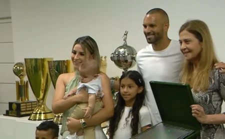 Palmeiras se despede em clima de gratidão e presta homenagem emocionante a Weverton antes do clássico Palmeiras se despede em clima de gratidão e presta homenagem emocionante a Weverton antes do clássico
