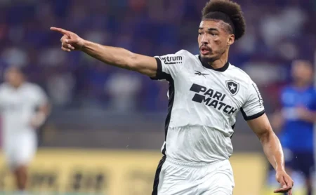 Palmeiras pode "chaprear" o Grêmio na disputa por Adryelson