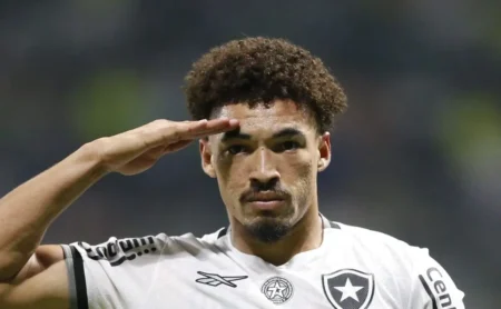 Palmeiras demonstra interesse em Adryelson, ex-zagueiro do Botafogo, e gera reações na torcida: Pangaré Palmeiras demonstra interesse em Adryelson, ex-zagueiro do Botafogo, e gera reações na torcida: "Pangaré"