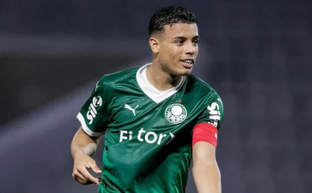 Palmeiras define preço de R$ 25 milhões para venda de zagueiro ao Shakhtar e Porto Palmeiras define preço de R$ 25 milhões para venda de zagueiro ao Shakhtar e Porto