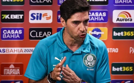 Palmeiras enfrenta dificuldades no mercado e não acerta com zagueiros desejados por Abel Ferreira