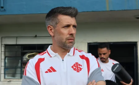Paulo Pezzolano minimiza importância do estadual e define metas do Internacional para 2026