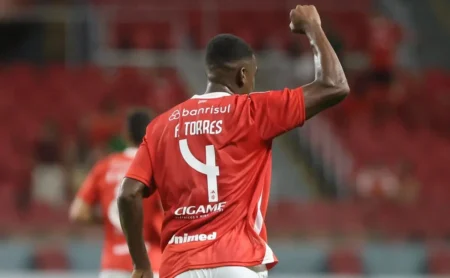 Pezzolano elogia Félix Torres após estreia com gol pelo Internacional e define como o zagueiro será utilizado