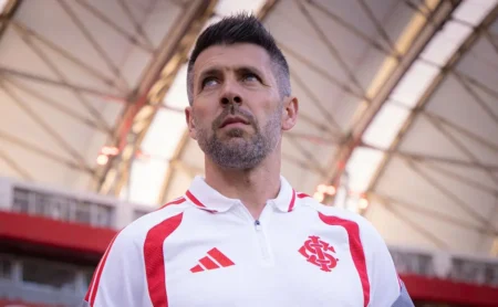 Pezzolano define escalação do Inter para o GreNal 449 e encerra mistério