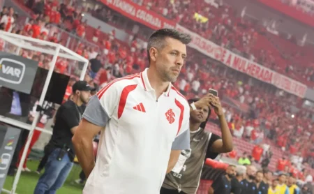 Pezzolano reconhece elenco enxuto do Internacional após estreia com derrota no Brasileirão para o Athletico