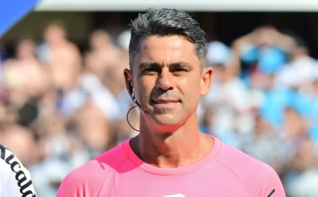 Polêmica na partida: jogadores do Santos reclamam pênalti de Gabigol, mas árbitro manda seguir.