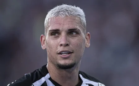 Rafael Navarro lamenta saída do Botafogo antes da SAF: “Mudou muito”