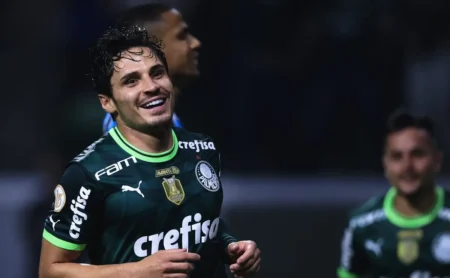 Raphael Veiga define futuro e Grêmio espreita em possível saída do Palmeiras