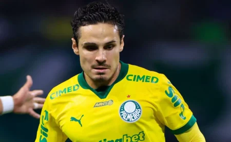 Raphael Veiga recebe proposta de R$ 14 milhões por ano para trocar o Palmeiras pelo América-MEX Raphael Veiga recebe proposta de R$ 14 milhões por ano para trocar o Palmeiras pelo América-MEX