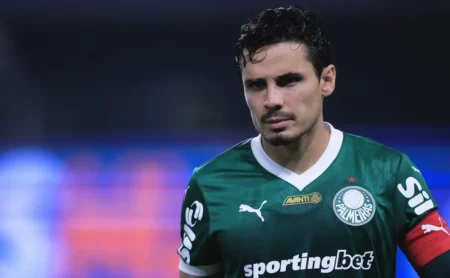 Raphael Veiga busca saída do Palmeiras, e acordo o aproxima de despedida Raphael Veiga busca saída do Palmeiras, e acordo o aproxima de despedida