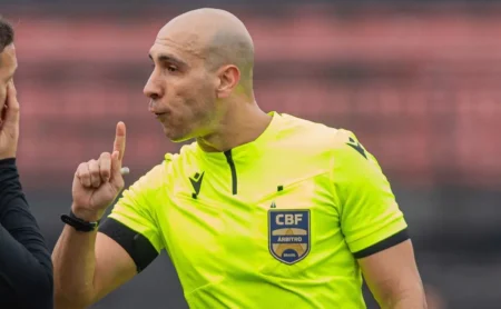 Árbitro Lucas Bellote explica expulsão e justifica: “Jogo brusco grave” na vitória do Palmeiras