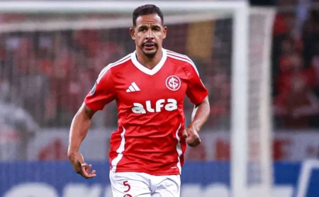 Retorno de Fernando ao Internacional enfrenta entrave salarial.