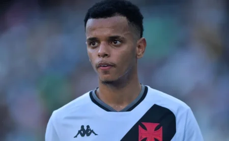 Riquelme, do Vasco, recebe sondagem da Chapecoense e pode ser negociado nesta janela.