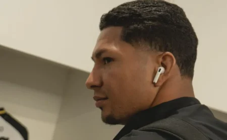 Rony critica atitude do Atlético-MG após proposta ao Santos Rony critica atitude do Atlético-MG após proposta ao Santos