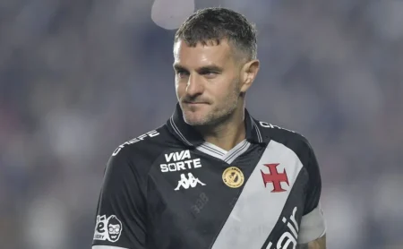 Saída de Vegetti do Vasco causa divisão entre torcedores após passagem marcante por São Januário