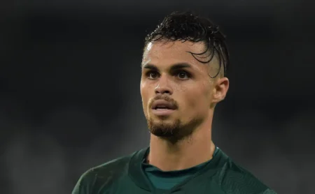 Santos acerta com Michael e aguarda redução salarial para o negócio ser finalizado