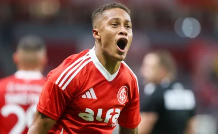 Santos acerta pré-contrato com Vitinho e busca liberação imediata junto ao Internacional