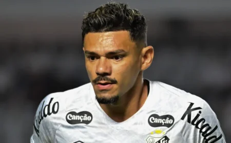 Santos define substituto com salário de Tiquinho e busca Michael, do Flamengo