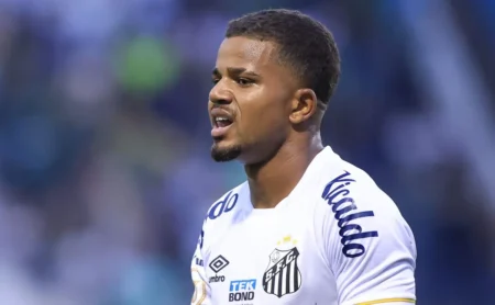 Santos define nova lista de dispensa e promove faxina: mais de 4 saídas, com Kevyson na lista