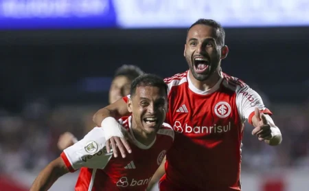 Santos e Thiago Maia: Volante busca retorno e aguarda aval do Internacional