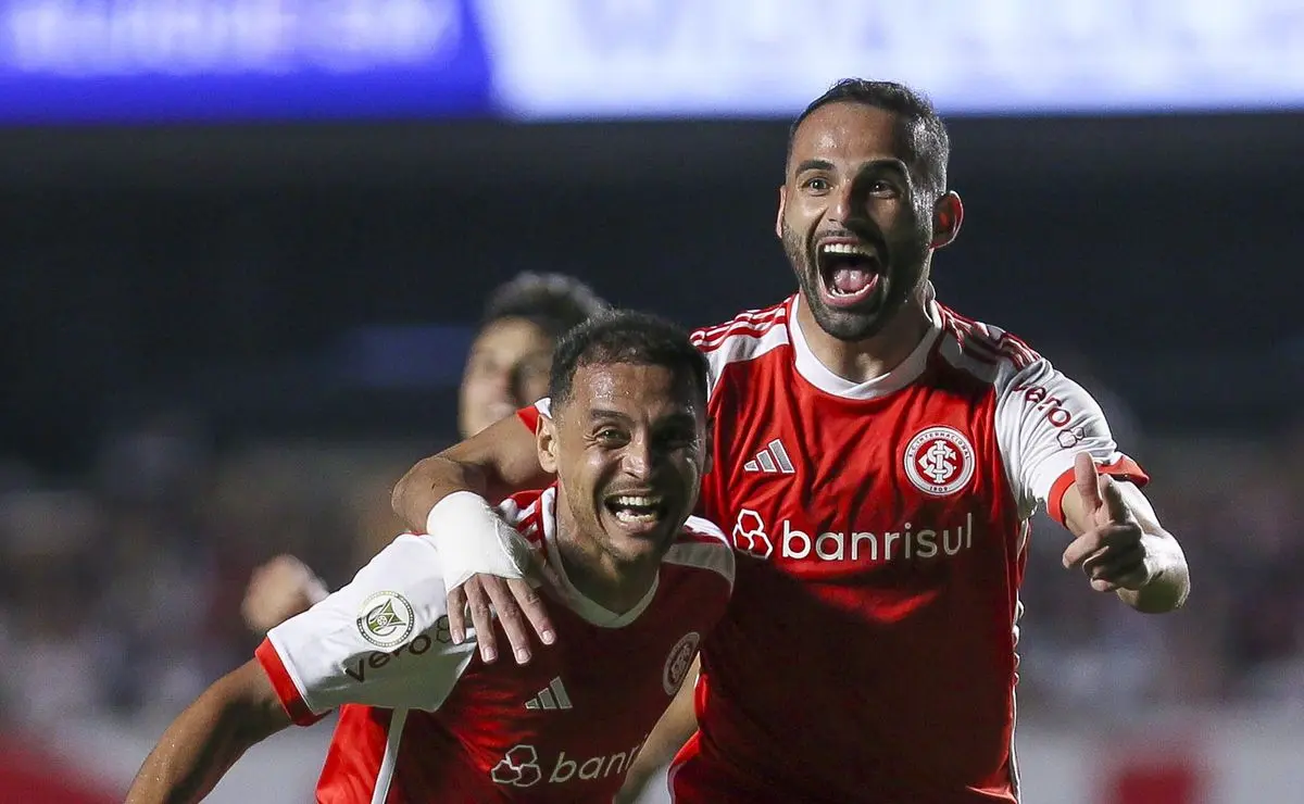 Santos e Thiago Maia: Volante busca retorno e aguarda aval do Internacional Santos e Thiago Maia: Volante busca retorno e aguarda aval do Internacional