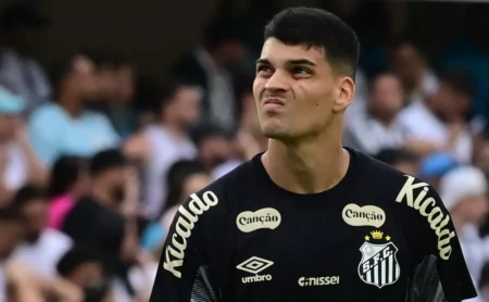 Santos mantém atenção ao interesse do Flamengo em Gabriel Brazão e avalia nova proposta pelo goleiro Santos mantém atenção ao interesse do Flamengo em Gabriel Brazão e avalia nova proposta pelo goleiro