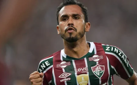 Santos não demonstra interesse em Lima, do Fluminense, e priorizará outros setores no mercado. Santos não demonstra interesse em Lima, do Fluminense, e priorizará outros setores no mercado.