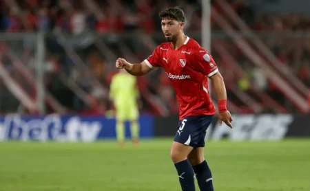 Santos planeja com cautela a contratação de Felipe Loyola.